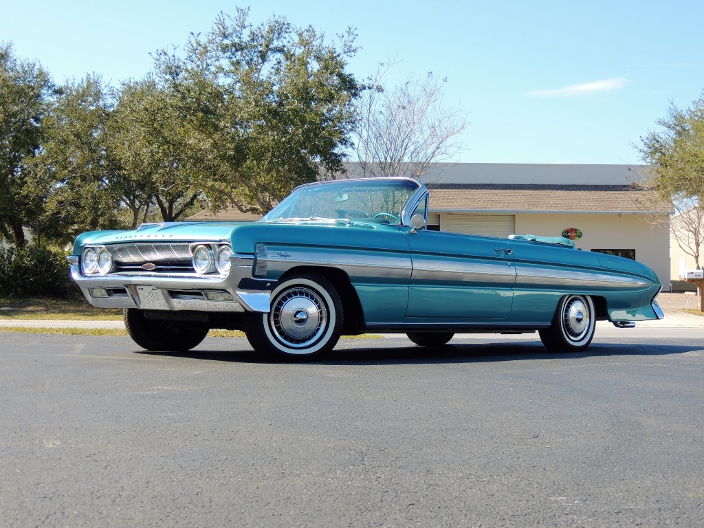 1961 Oldsmobile Starfire Convertible - Hollywood Wheels Auction Shows